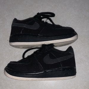 Black Nike tennis shoes